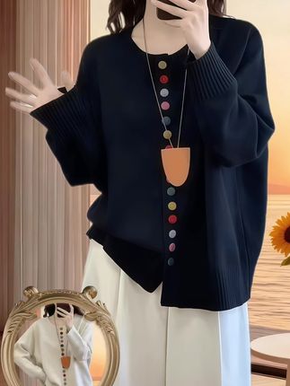 微胖女孩的秋冬救星来啦! 2025新款大码圆领彩虹扣针织开衫,简直是慵懒风的代名词。圆领设计简约又大方,修饰颈部线条,还能弱化上半身的厚重感。 彩虹扣的独特设计,就像为秋冬增添了一抹亮色,吸睛又俏皮。宽松版型对各种身材都超友好,不挑身形,藏肉效果一流,让你轻松告别臃肿。软糯的针织面料,贴肤又保暖,从深秋穿到寒冬都没问题。单穿随性自在,叠穿还能增加层次感。不管是搭配牛仔裤营造休闲风,还是配上裙子打造温柔风,它都能完美适配。入手不亏,姐妹们冲! #大码针织开衫 #彩虹扣设计 #秋冬慵懒风 #胖mm穿搭 #不挑身材不挑年龄@抖加🔥上热门🔥dou+🔥热点宝