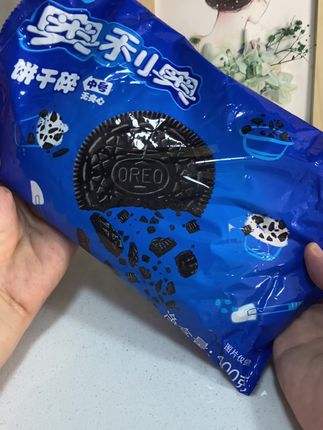 奥利奥饼干碎真的是幸福感制造机!🍪 开袋就是扑鼻的可可香,碎粒脆脆甜甜的,直接抓一把嚼,咔嚓咔嚓停不下来~ 铺在蛋糕表面、混进奶油里,或者给冰淇淋当“外衣”,每一口都像在吃小甜点,香到跺脚~#奥利奥饼干碎 #饼干碎 #奥利奥的100种吃法 #奥利奥蛋糕 #烘焙原料