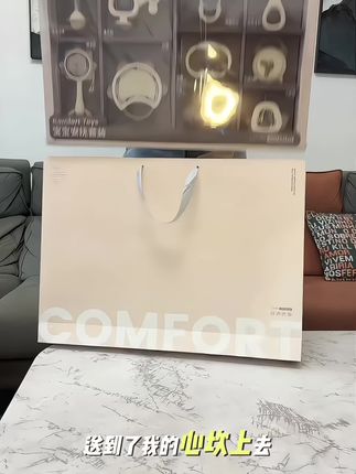 小宝宝从一个月就可以开始玩的玩具就是这个手摇铃,我找了这一套,里面有10个不同款式的玩具,宝宝很喜欢#母婴好物 #好物推荐🔥 #牙胶 #宝宝玩具 #新生儿安抚礼盒