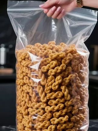 家人们,香酥小麻花:一口倾心,美味难挡! 家人们,香酥小麻花以传统工艺精心制作的香酥小麻花,那色泽,光看着就令人垂涎,仿若散发着诱人光芒。放入口中,轻轻一咬,酥脆之感瞬间在齿间绽放,碎渣簌簌落下,越嚼越能品味到其中浓郁的香味,越嚼越上瘾。 无论是在惬意追剧时,与好友闲聊之际,还是作为下午茶的绝佳搭配,它都是不二之选。当下购买,性价比超高,无论大人还是小孩,无一不会被它的美味征服。别犹豫,快把这份美味带回家吧#追剧小零食#零食推荐#小麻花#麻花#香酥小麻花@上热门 @抖加上热门dou+热点宝
