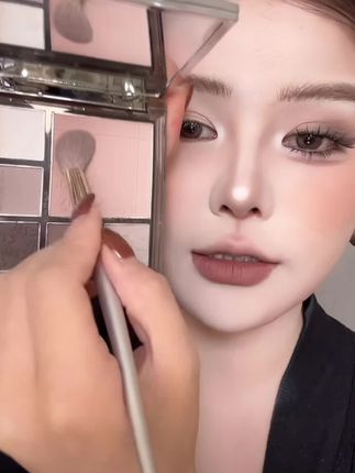 这一盘01号直接给你搞定卧蚕 下至 眼影 腮红 修容的眼影盘 一定要给我狠狠入啊啊啊 高级妆容 真的好喜欢 出门带上这一盘就够了!超级百搭又消肿纯欲#眼影盘 #消肿眼影盘 #春日妆容 #眼影盘推荐