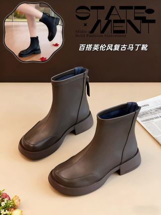 伦敦深秋的雨巷里,苏棠抱着画册小跑,却被积水中一双擦得锃亮的黑色马丁靴绊了踉跄。抬头撞进陆时砚的眼眸,他西装袖口别着银质袖扣,指尖拎着的牛皮纸袋里,露出半块刚出炉的司康。 “小心。”他弯腰捡起因撞击滑落的画册,指尖扫过画纸上未完成的马丁靴速写——靴筒上还沾着想象中的枫糖色。 后来每个周末,苏棠都会在巷尾的咖啡馆等他。他总踩着那双马丁靴准时出现,靴底沾着的落叶碎渣,成了她画里最生动的点缀。某个飘雪的傍晚,他将一双新的马丁靴放在她面前,靴口绣着细小的枫叶纹:“下次雨天,不用再跑着躲了。” #女鞋子皮鞋时尚款 #新款鞋 #不挑年龄不挑脚 #早秋新款搭配 #马丁靴穿搭 @抖加🔥上热门🔥dou+🔥热点宝 @DOU+上热门 @上热门🔥🔥🔥