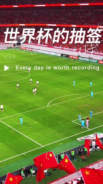 此前,国际足联官方公布了分档规则和结果,美国、加拿大、墨西哥三支东道主球队自动入围第一档,其余39支晋级球队按照最新一期国际足联的世界排名而定,总共分为四个档次,每档12支球队,通过附加赛阶段参赛的6个名额将被分入第四档。
由于世界杯扩军48队,外加小组从8队增加到12个,所以出线规则也有变化,就是每个小组前两名,以及8个成绩最好的小组第三,携手晋级32强淘汰赛,随后进行1/16决赛、1/8决赛、1/4决赛、半决赛、决赛,跟此前赛制多了一轮淘汰赛。
其中,小组赛的排名规则的比较顺序如下:1)积分;2)净胜球;3)进球数;4)公平竞技分;5)抽签决定。
这次世界杯抽签,由费迪南德担任主持人,另外约翰逊出任助理主持,抽签嘉宾包括了布雷迪、格雷茨基、贾奇、奥尼尔。
世界杯分组:3支东道主+阿根廷保送出线 法国进死亡之组 日本遇荷兰#世界杯分组抽签