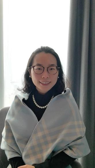 我为啥对玫粉转黑?
从偷拍礼礼没收到的漂流瓶,到拿着Joe的瓶子反复看的小动作,再到作为唯一没收到邀约的女嘉宾,她嘴上说着“被挑选不证明价值”,行动上却立刻冲去Joe房间强势安排行程,甚至打断礼礼和Joe的私密沟通,把“反选不能拒绝”当尚方宝剑,全程毫无边界感!
对比JOE和礼礼无奈又体面的应对,网友直呼:“这哪是约会,简直是领导下达任务!”职场强势或许可行,但恋爱是双向奔赴的心动,不是单方面的强制绑定呀💔
真正价值从来不是靠“赢过别人”证明的。相处的前提永远是尊重与边界感。你怎么看玫的做法?来评论区聊聊吧!
我是鱼姐,关注我,我们一起理解爱,看见光。
#日落时分说爱你 #日落时分说爱我 #刘玫 #恋综 #情感