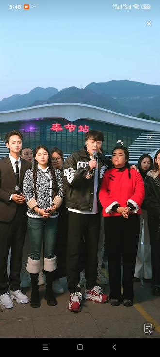 赵鑫老师到奉节来收徒弟的,收了两个可爱的徒弟,希望赵老师好好带她们出道,小姑娘加油