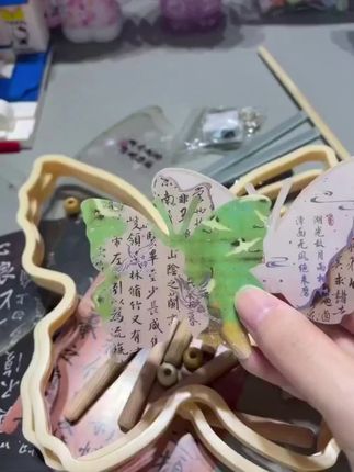 今年的中秋,一起来做个国风氛围感的书法灯笼吧!中秋佳节,手捧这样一款氛围感拉满的国风灯笼,共赏一轮明月,真的太浪漫了!#赏月灯笼 #灯笼 #手工灯笼 #中秋节手工灯笼 #灯笼制作