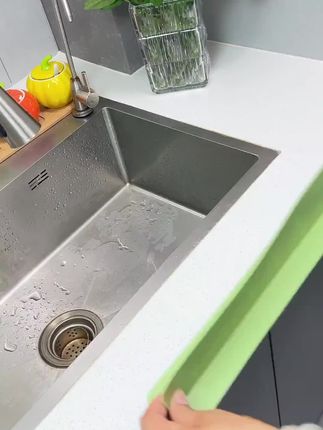厨房溅水烦人?这款挡水条让你轻松解决! 这个东西装上后真的太好用了!再也不怕刷碗时水流到外面了。而且现在下单还有活动哦~#张亮kitty围裙猛男已上线#洗发水红黑榜大测评#沉浸式体验后厨现炒锅气#最可爱的乌萨奇挂钩出现了#我的九月开箱
