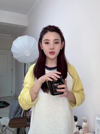 染过头发以后 真的是找到了便宜又好用的发膜!必须推荐给姐妹们!洗过头发很顺光滑!真是好用!味道也好闻
