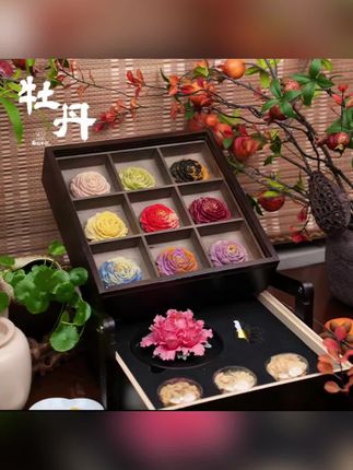 中秋节不要再只会送月饼了,来看看我们家的牡丹双层实木礼盒!打开一看,满满的高级感,上下两层摆满了各式各样的手工糕点,一口下去超满足!而且配料表很干净,老人小孩都能吃,还有多种口味可以选择,不管是自己留着慢慢品尝,还是送给亲朋好友都很合适哦!