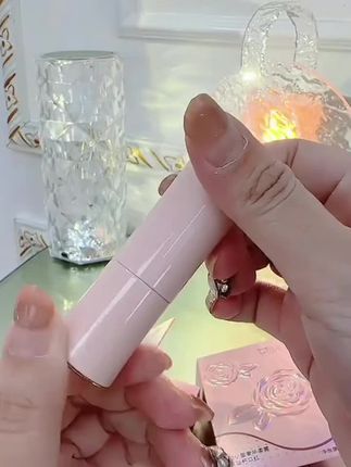 姐妹们,我找到一个超好用的口红,涂上之后不容易脱妆,而且特别自然!它是那种很高级的哑光质地,一点也不油腻,不管是约会还是上班都能用,让你的嘴唇看起来水嫩饱满。#好物推荐🔥