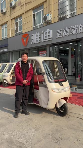 雅迪CL18,这款车支持60V72V两种模式电池,72V最高可以跑40公里每小时,3.50-10汽车级别真空胎。省电寿命长。#滑县王杰车行 #雅迪CL18 #休闲三轮 #电动车