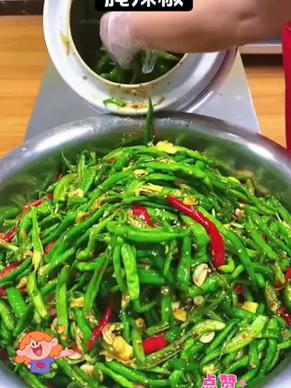 如果你吃饭没有胃口,快来试试我们的手工腌辣椒。鲜、辣、脆、爽,辣得过瘾,用它来下饭拌面,简直不要太爽! #美味下饭菜 #辣椒 #辣椒酱@