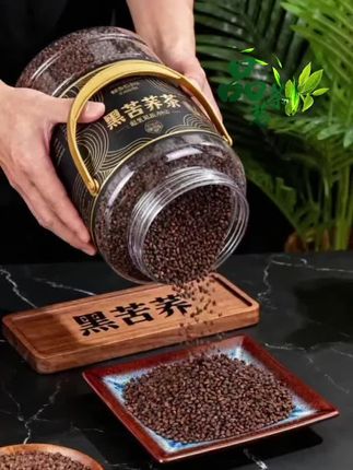 黑苦荞茶源自四川大凉山2000米以上高原,昼夜温差与强紫外线环境,让苦荞积累更多营养,芦丁含量远超普通苦荞。麦香浓郁不苦涩,入口顺滑、回味甘甜,饮用体验好。开水冲泡即享,#黑苦荞茶 #黑苦荞 #茶饮 #强烈推荐 #养生茶饮