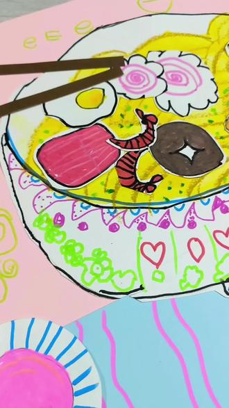 4岁+创意绘画《大碗拉面🍜》 家有小画家上线!
今天的作品是「豪华顶配版大碗拉面」🍜
咱就是说,这拉面的配料也太丰富了吧!
金黄的面条裹着浓郁汤底,虾仁、荷包蛋、丸子一个都不少,碗边的爱心花纹还透着小女生的温柔~
女儿说这是“幸福拉面”,吃了就能一直开心,不得不承认,被小朋友的想象力狠狠可爱到了!看来以后家里的“大厨”位置要让给她啦~
#创意美术 #儿童画 #娃的兴趣养成记 #创意美术 #绘画启蒙