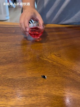 喝点甜的低度的果酒 喝不了白的,加点冰块喝这个#果酒 #低度酒 #甜酒 #鸡尾酒