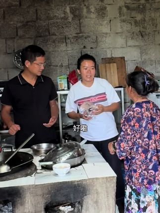 洗个衣服而已,为什么还要拿个吃过的火龙果过来呢 #日常生活 #乡村味道 #我的乡村生活