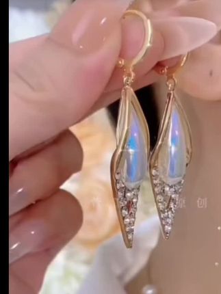 铜合金无非金属耳饰 【星语】轻奢时尚气质百搭精致高级感028 #上热门 铜合金无非金属耳饰 【星语】轻奢时尚气质百搭精致高级感0288(白色#奇石文化 #观赏石收藏 #奇石收藏 #古董首饰