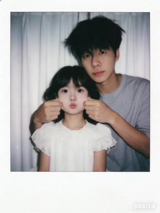 你还记得吗?,我小时候还抱过你,和男朋友小时候合照拥抱ai指令教程来啦!#翻l照#豆包ai#男朋友小时候照片#豆包P图指令和男朋友女朋友小时候合照,和女朋友小时候拥抱 ai指令教程,豆包ai指令和男女朋友合照