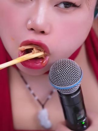 脆卤大杂烩你们吃过没?满满一大桶,里面全是各种各样的小零食,而且种类特别多,吃起来脆脆的,很有嚼劲,酸酸辣辣的味道也特别正宗,关键价格也很划算,喜欢吃的赶紧囤。#贵阳二小姐🐮#小敏敏吖 #杰少sosolee #视频同款 #口水娃脆卤大杂烩