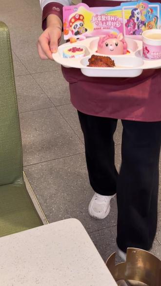 海底捞和小马宝莉联名啦!套餐超划算#小马宝莉 #小马宝莉卡片 #马年限定小马宝莉 #捞派新年快乐连连#海底捞