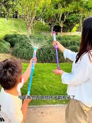 今年再也不用给孩子戳瓶子了😂 会"放烟花"的超级水枪,滋水瞬间引爆炫彩光效,所有小朋友都想要同款!#童年必备 #宝妈必囤 #好物推荐🔥 #夏天必备神器 #暑假就该这么玩