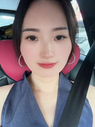 到了三十几岁才知道原来爱情是最没用的东西,他说对你好,却没有送过你一束花,可是他再穷每天都会给自己买包烟,当你满脑子都是房子车子的时候,你的青春已经结束了,精神寄托可以是任何东西,但唯独不能是人,三十几岁的安全感是卡里的余额和手机满格的电!所以坦荡荡的物质并没有错 大大方方的爱钱明明白白的现实先谋生再谋爱!#