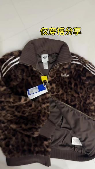 谁说豹纹不好搭,简直精致#阿迪达斯 #何与 #皮皮朱 #韩系穿搭 #大学生