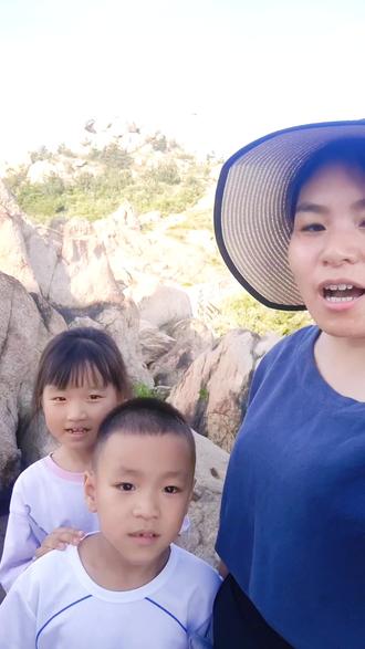 宁阳凤仙山,泗水泰安两届交界处,海拔608米,比起邹城凤凰山相差48.4米,一个月前我去凤凰山时路程走到一半就下来了因为体力不撑刚做完手术没有成功突破自己,今天突发神经打算带孩子们来了一趟说走就走的旅行,凤仙山!
“小小凤仙山拿捏”这句话出自女儿,我以为她只是逗我开心,本来对自己和孩子也没多大信心,但结果出乎意料,我们准备好吃的和喝的下午三点半到达凤仙山脚下,一开始儿子因为感冒并没有对爬山有兴趣,我鼓励他慢慢爬,妈妈身体也不好,我们一起当锻炼身体了,我们不着急,倒是女儿很积极,总是冲在最前面,走到一半的时候我们的水快没有了,中途也没有商贩我感觉自己又要完蛋了撑不住了,留了最后两口给孩子们备急,光休息加晕就好几次,孩子们想爬一直等着我,我劝他们下去吧,他们俩态度一直很一致,女儿和儿子鼓励我既然来了就加把劲,要不然下次还得再重来,我想也是,难道我还干不过两个孩子吗?
慢慢爬就这样走三步歇10分钟,到了山顶是下午6点不到,女儿腿部轻微划伤,但她很坚强,快到山底的时候背着她走了一段路,儿子从上山到下山一直都没有要求妈妈背跟随在身后,看到他们俩开心的样子我也很欣慰,生完孩子第一次爬这么高的山,平时还是锻炼少,所以以后一定要多增加抵抗力,在有限的时间里多去陪伴下这两个小家伙!#天然氧吧 #登上山顶看美景