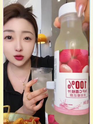 等了一年的鲜榨荔枝汁!一瓶喝到28颗新鲜妃子笑荔枝!果香超浓郁还不齁甜!#夏日饮品#荔枝汁#荔枝汁饮料#好喝不贵#仙女都在喝什么