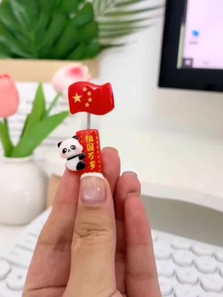 新款爱国熊猫红旗装饰车内中控台红旗摆件办公电脑摆件电动车装饰#汽车饰品 #车载好物 #汽车好物用品