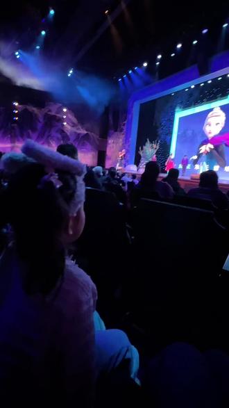 期待已久的#冰雪奇缘欢唱盛会 Let it go什么时候改成中文版了?瞬间没感觉了,给孩子整不会了#上海迪士尼 #冰雪奇缘 #上海旅游 #演出现场拍摄