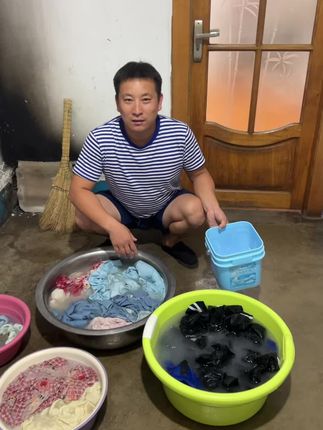 今天用咱家这款冷水爆炸盐,把我们爷俩的衣服床单被罩泡上