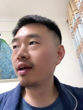 云南哀牢山的冰糖橙下来了,皮薄肉厚,肉质鲜嫩,清甜无渣,汁水超丰富,橙香四溢,真的是吃在嘴里,润在心尖上啊。