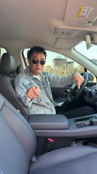 如何关闭日间行车灯 回答粉丝询问白天自动大灯熄灭后,示宽灯(日间行车灯)仍亮的问题。小零提供了永久关闭日间行车灯的方法:进入设置中的灯光选项,关闭智能灯光中的日间行车灯#我的零跑生活 #零跑传播时刻 #零跑汽车 #零跑c10 #零跑9周年