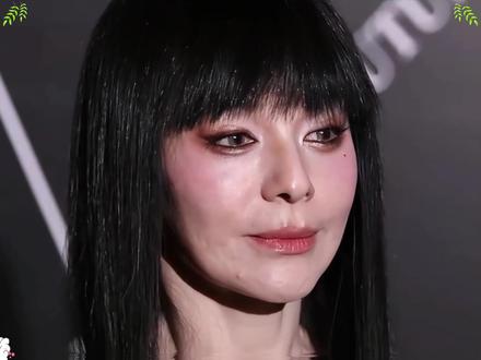 难怪内娱都说她是最有心机的坏女人,雪姨再次杀疯了整个娱乐圈,54岁这个状态绝对是女人抗衰中的天花板,从以前干瘪沧桑到现在青春饱满,简直打破了年龄限制这一概念,几乎没人敢相信她的真实年纪,她的状态依然让所有人目瞪口呆.......#韦雪 #面膜 #明星同款 #好物推荐🔥 #精致女人必备