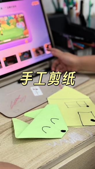 看我儿子做手工,我感觉看他做很有乐趣。
刚开始的时候,他也不是这样,只是到处撕纸,后来长大了听懂一些,开始使用宝宝剪刀,后来他开始用大人的剪刀用的熟练,在语言爆发的时候天天跟他说话,问他问题像个碎嘴子,我自己都觉得烦,语言爆发期结束后我也可以少说点话了,现在他也变成了一个话唠,我并不是一个说话多的人,我喜欢安静,如果他能一天少喊我几声妈妈六更好了。
他好像什么都看什么都学都感兴趣,交通安全,各种车,各种户外安全,大人的东西他都要尝试,一起做包子馒头也是积极尝试,最主要是就是想用我的文具我笔,看我用什么他就要,我铅笔,彩铅,勾线笔,各种防水笔,我的钢笔,我的水彩纸,我的颜料,我的所有工具。
他画画实在是太粗鲁了,画的纸,一下一笔美画好,他就要换一张纸,我的心在滴血,太浪费了真的太浪费了,用我的东西的时候,我的心真的好痛,我不想给他用,于是我不得不藏起来一部分我的工具。
现在好了,收拾了一下家里,我自己的工具不知道收拾到哪里去了,现在也给他一部分我的工具,又在网上网购了一些给他准备的性价比高一点的工具,各种笔和画纸,过几天到了,就给他用适合到时候继续给他买。 亲子互动有事情做能一起做就挺好的。
#幼儿启蒙 #剪纸手工 @峤峤小盆友 #育儿