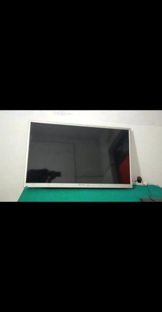 #热门 #宝丰#赵庄镇#液晶电视黑屏
创维电视突然黑屏怎么修?90%是这个原因!今天接修一台创维电视黑屏故障。打下后壳全部螺丝,拿开后盖,万用表测量背光电压有100多伏跳变,说明背光恒流电路正常。撬开边框,小心的拿下屏幕,拆掉压条,拿下导光板和散光膜,揭开反光纸。拔下灯条插头,打下灯条固定螺丝,拆下坏灯条。拿出全新灯条,贴上导热双面胶,对好螺丝孔位,安装安装后灯条,打上固定螺丝,插上接头,通电,灯条点亮,像不像我们家中的吸顶灯?用双面胶粘好反光纸,装好支架,放上导光板,安装好压条。小心的把屏幕安装到位。最后调整下灯条电流,增加使用寿命。安装后后盖,通电试机,屏幕成功亮起,电视完美修复。“再难修的创维黑屏都能搞定!同城维修,技术过硬,评论区约~”