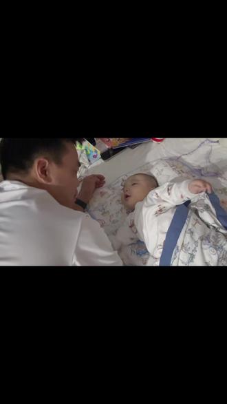 你爸懂得太多了😂#爸爸带娃 #亲子互动 #带娃 #男人带娃系列