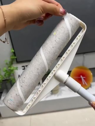 家里一定要备上粘毛器 地上床上毛发灰尘滚一滚全部就粘起来了,方便还不用弯腰 #滚筒式粘毛器 #家务好帮手 #干净整洁的家 #好物推荐🔥 #打扫卫生