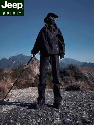 吉普黑武士机能风套装,山系玩家本命装备!硬挺面料抗造耐磨,多口袋设计收纳超神,宽松剪裁适配各种户外姿势,穿上直接变身山野酷盖,徒步、露营、把自由和野性味狠狠焊在身上,跟着吉普去撒野,炸场户外就现在!#冲锋衣 #户外装备 #户外服装 #潮酷穿搭