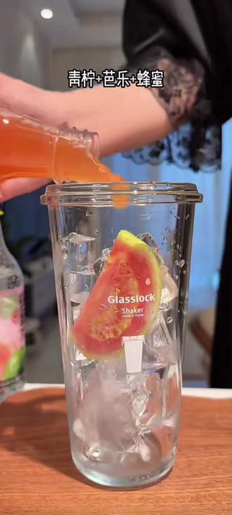 谁懂啊,终于被我挖到了。这个青柠芭乐蜂蜜水简直就像是为我量身定制的。#蜜桃神仙吃法 #芭乐宓蜜 #芭乐冰饮 #芭乐饮