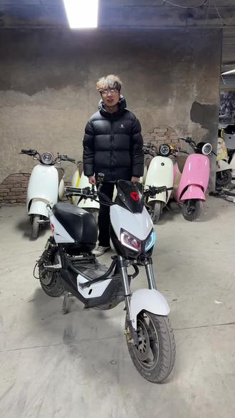 最新搞定雅迪激光3.5更换全新白金车壳,左边弗兰多直推,右边明哲M4,X5前面一套,国产布雷博小螃蟹X2