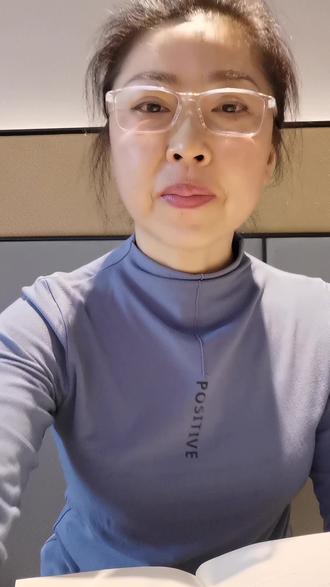 #读书 一位读者第二次看《创始人手记》的读后感:
如果你对季琦这个名字不太熟悉,但一定听说过X程、如家、汉庭这些品牌。季琦的《创始人手记》主要分为“天”、“地”、“人”三部分,我个人特别喜欢“天”和“人”这两部分。这次二刷,我主要集中看了这两部分。
这本书没有特别明显的地方让人觉得写得特别好,但读着读着,你会不自觉地跟着作者的思考去思考,一些观点会越来越有共鸣,内心也慢慢变得越来越平静。
这本书通过“天”和“人”的部分,让我们了解了一个企业家在企业之外的一些思考和感悟。虽然说不出具体哪里写得好,但就是有一种让人跟着思考的力量。
如果你对创业、企业管理或者个人成长有兴趣,这本书值得一读。希望我的分享能对你有所帮助!