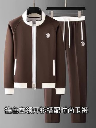 撞色立领开衫搭配时尚卫裤,休闲运动套装轻松穿出型格。针织面料柔软舒适,立领设计防风保暖,撞色元素增添活力。卫裤剪裁利落,运动休闲两不误,整套穿搭尽显男士魅力。