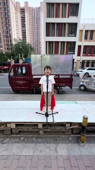 5岁的幼儿园小朋友表演说唱#小舞台表演 #生活不易路边卖艺 #小小的舞台棒棒的你 #升旗台安装 #只要你有才哪里都是舞台