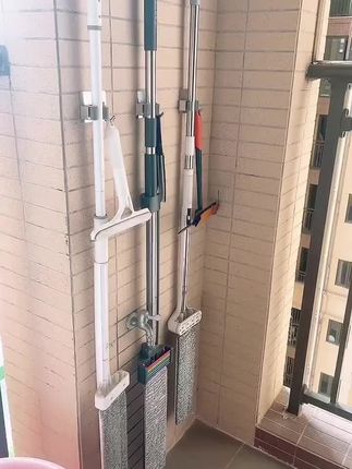 很结实的挂钩 粘得非常牢固 家里拖把扫把清洁工具没地方放 挂钩把它挂起来 干净又整洁#拖把挂钩