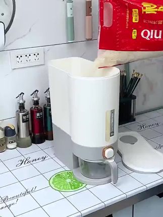 这种按压式的#米桶 特别好用,取米不受限制,轻轻一按就出米#厨房好物#装米桶#大米桶防虫防潮密封 #按压米桶