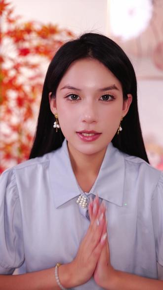 TUCO眼膜两部曲,一是精华,二是眼膜
先涂抹精华液在眼周肌肤,按摩至吸收,精华质地清爽,不油腻,再贴上眼膜,膜布用的是巴布帖,很Q弹,很贴合眼部,肤感冰冰凉凉很舒服,敷个15分钟眼下润而不干,眼周细纹都能被照顾到,越敷眼周更细腻,被敷的软软的,简直就是眼周SPA。建议有黑眼圈,细纹困扰的姐妹都可以入手@TUCO #眼膜 #TUCO羽翼眼膜