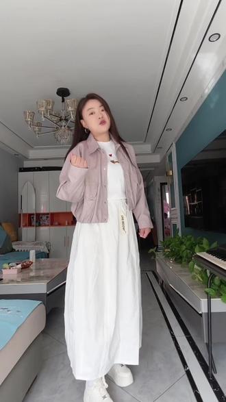 皮衣➕白裙子今年春天最火的穿搭,我也跟风买回来了小小101家的花苞裙,不过我咋感觉这个花苞裙不适合我呢,你们觉得呢#小小101 #花苞裙 #皮衣 #紫气东来皮衣 #春日穿搭