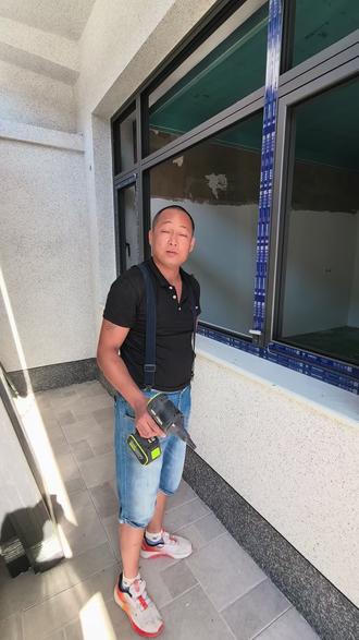 同行们对于自建房按窗遇见磨砂玻璃是把磨砂面放室内好还是室外好,请大家给解答一下谢谢#农村自建房门窗安装 #门窗安装完成效果 #自建房安装玻璃 #门窗安装实录 #农村自建房玻璃安装